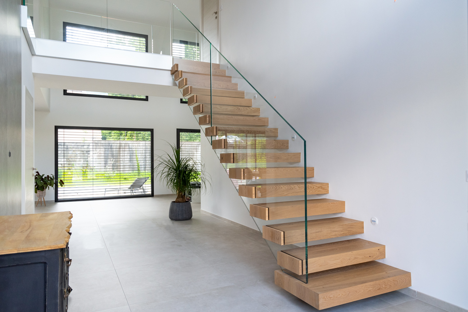 Garde-corps en verre sur escalier — réalisation groupe CEVINO GLASS