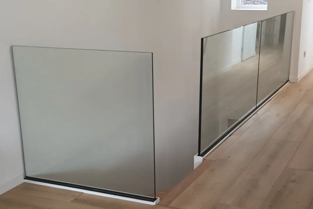 Détail garde-corps en verre — fabrication sur mesure
