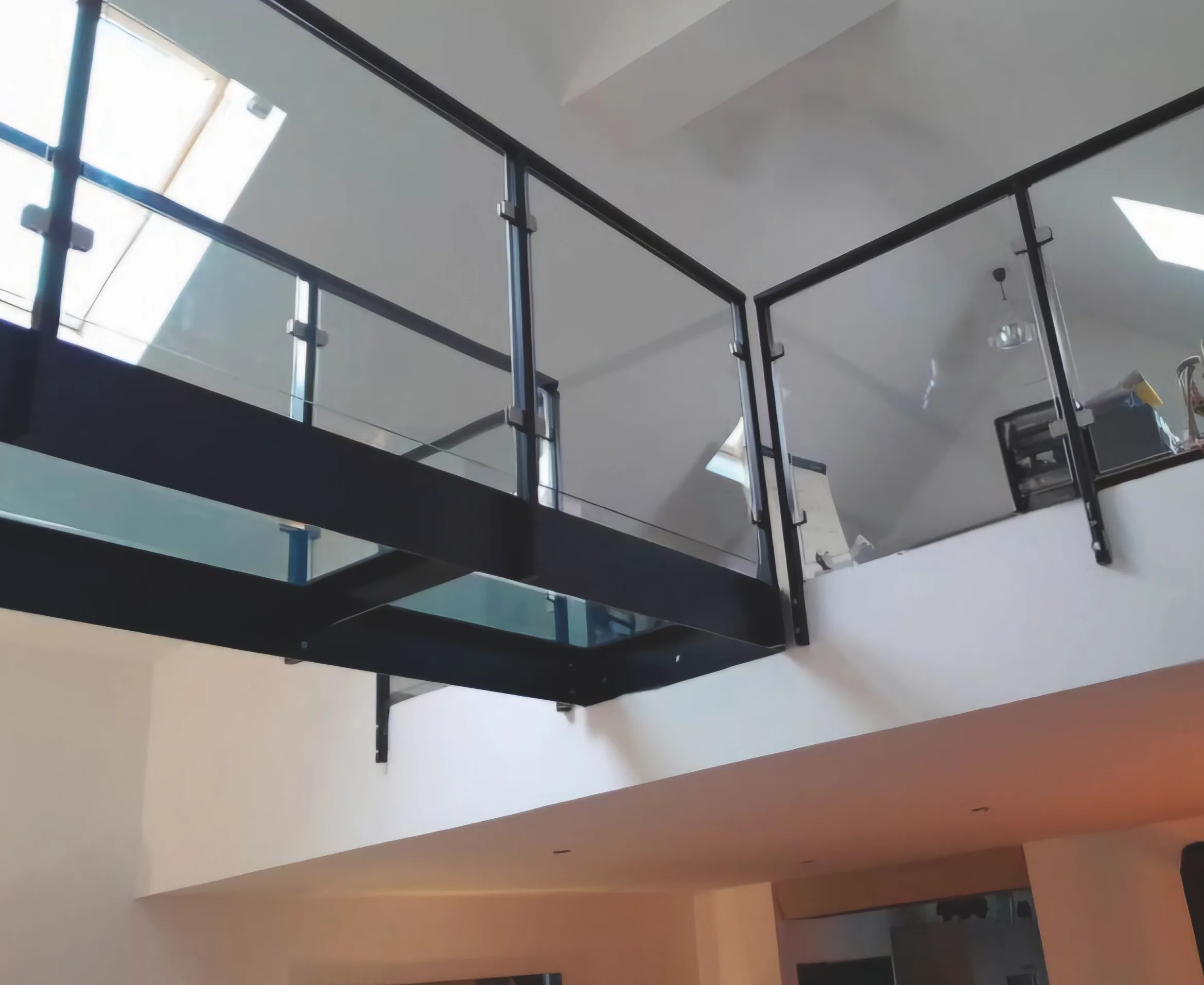 Garde-corps mezzanine en verre — réalisation GC GLASS