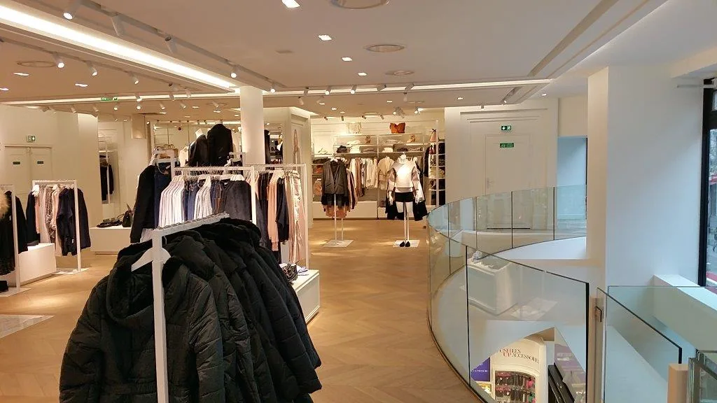 Tertiaire — Garde-corps bombé commerce