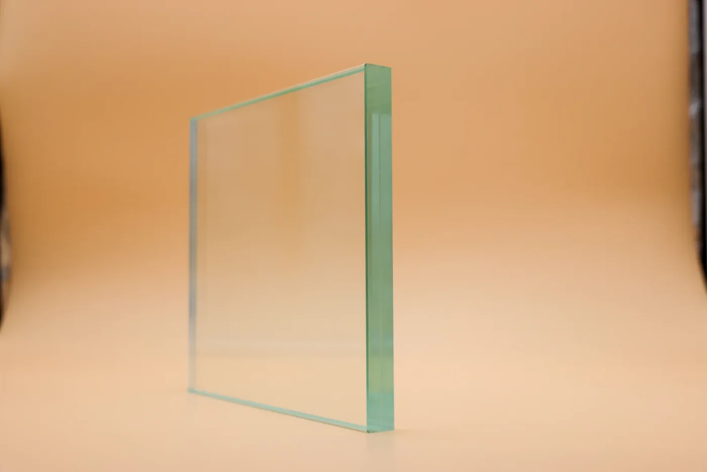 Verre standard — teinte verdâtre, 82% de lumière